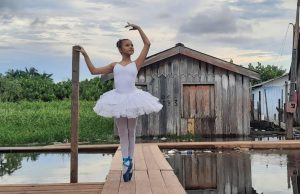 Inspirada pelo pai, jovem bailarina faz ensaio sobre marombas em Parintins"Eu quero mostrar a realidade dos moradores que sofrem com a enchente com um toque artítisco", diz Gledson Oliveira