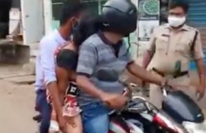 Sem carros funerários suficientes, morta por Covid é levada de moto para o cemitérioQue cena mais horrível