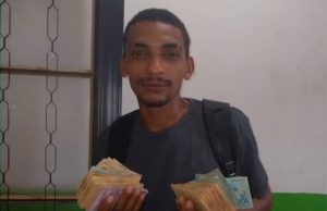 Exemplo de honestidade: Catador acha mais de R$28 mil no lixo e devolve para o dono