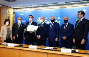 Bolsonaro formaliza contrato com Fiocruz para vacina de OxfordIFA deve ser produzido no Brasil em junho