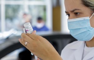 Mais de 7 mil pessoas de 58 e 59 anos se vacinaram no primeiro dia de campanha em Manaus