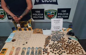 Em Manaus, dono de lanchonete usava estabelecimento para vender drogasNo estabelecimento, foram apreendidas 128 porções de entorpecentes, além de outros materiais ilícitos