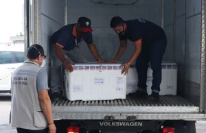 Amazonas recebe novo lote com 99 mil doses de vacinas AstraZeneca
