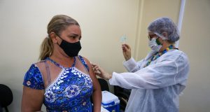 “Sensação de alívio”, diz mulher imunizada no AM após ser contaminada duas vezes de Covid-19