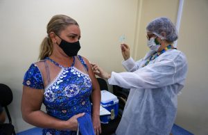 “Sensação de alívio”, diz mulher imunizada no AM após ser contaminada duas vezes de Covid-19