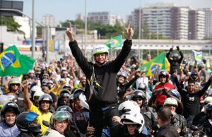 Bolsonaro já deve mais de R$ 80 mil em multas por não usar máscara Brasil à foraCaro