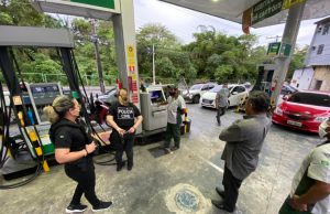 Para evitar novos ataques, policiais deflagram ação sobre venda irregular de gasolina em Manaus