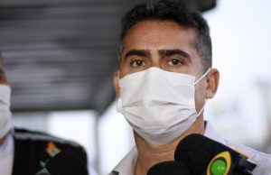 Com festas canceladas em 22 capitais, David Almeida insiste: ‘só pega Covid no Réveillon?’Teimosia