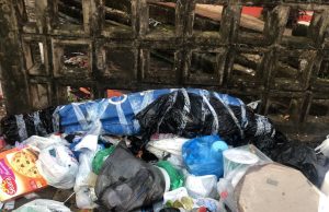 Corpo de mulher é encontrado em lixão enrolado em lona no bairro CompensaMoradores não reconheceram o cadáver