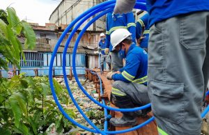 Palafitas impactadas pela cheia do rio Negro nas zonas Oeste e Sul recebem novas tubulações de água tratadaNova estrutura garante que água chegue até as residências sem entrar em contato com o rio, beneficiando mais de 2800 pessoas