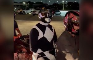 É hora de morfar! Power Ranger Preto é vacinado contra Covid-19 em ManausVacina sim!