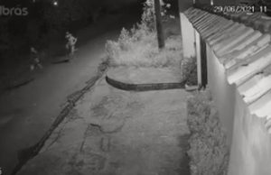 URGENTE: Mais 10 detentos fogem da delegacia de Iranduba; veja o vídeo da fuga.