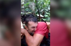 EMOCIONANTE – Homem perdido há 8 dia na floresta amazônica é encontrado com vidaO homem foi levado para o Hospital de Coari
