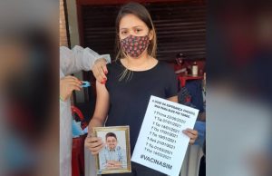 Jovem homenageia 8 parentes mortos por Covid ao ser vacinada em ParintinsBelo gesto