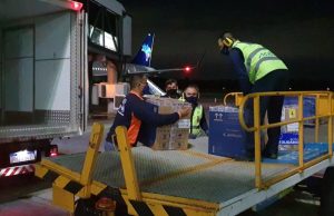 NOTÍCIA BOA – Amazonas recebe mais 19.890 doses de vacina da PfizerA remessa de imunizantes chegou a Manaus pela companhia aérea Latam