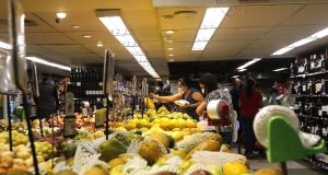 Inflação de outubro pressiona mais famílias de renda altaReajuste de passagens aéreas e de planos de saúde influencia cenário