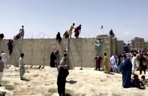 Embaixadas pedem que se evite aeroporto de Cabul por risco de atentadoApelo é feito a estrangeiros que continuam na capital