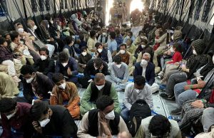 EUA entram em alerta para ataques do Estado Islâmico no AfeganistãoExplosões no aeroporto mataram pelo menos 85 pessoas