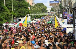 URGENTE: Festas e blocos de rua de Carnaval são suspensos em ManausA decisão leva em em consideração a chegada em Manaus da nova variante Ômicron, da Covid-19, além do registro de dupla infecção por Covid-19 e Influenza na rede de saúde
