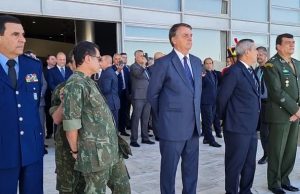 Bolsonaro assiste passagem do desfile de tanques de guerra na frente do Palácio do PlanaltoAs imagens foram exibidas em uma live transmitida pelo Facebook de Bolsonaro