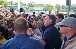 Aos gritos de ‘Mito’, Bolsonaro é recebido por seguidores em Manaus
