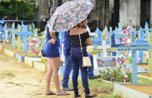 Filhos saudosos lotam cemitérios de Manaus neste Dia dos PaisHomenagens