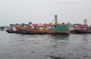 Homem é preso na Manaus Moderna por envolvimento em roubo de combustível"Dois dos infratores estavam em posse de armas de fogo. Eles desembarcaram do veículo em que estavam e renderam o motorista do caminhão..."