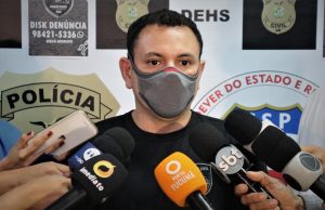 Polícia prende homem envolvido em homicídio de empresárioAinda conforme a autoridade policial, em depoimento, Carlos informou que receberia R$ 3 mil para cometer o crime, e que o mandante do delito também participou da ação