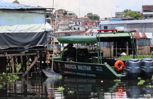 Em casa de palafita no Educandos, Polícia Ambiental apreende armas, drogas e medicamentosUm homem foi preso em flagrante