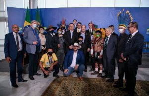 Às vésperas de vir a Manaus, Bolsonaro recebe Lideranças Indígenas em apoio ao PL 191O PL 191 regulamenta as atividades econômicas em terras indígenas