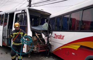 Colisão entre micro-ônibus de rota deixa motoristas e passageiros feridos em ManausO fato aconteceu no Conjunto Osvaldo Frota, no bairro Cidade Nova