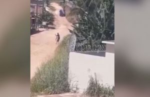 Assista: estudantes de Iranduba filmam homem dançando armado no meio da ruaDeboche