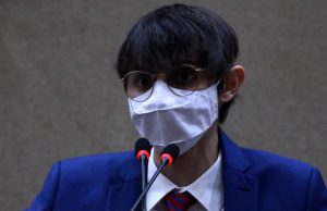 Amom rebate ameaças de David Almeida: ‘não me intimidam’Recados pelas redes sociais