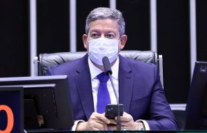 Lira chama plenário para decidir sobre voto impresso defendido por BolsonaroVotação