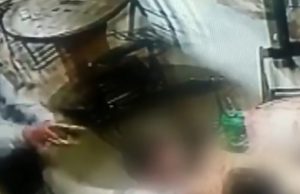 Pistoleiro tenta matar professor em bar e a arma falha em todas as tentativas; veja o vídeoA vítima só ficou sabendo do que tinha acontecido porque uma pessoa que estava na mesa ao lado viu a situação e contou