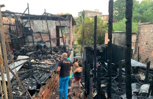 Famílias perdem tudo em incêndio que atingiu 9 casas no Colônia Oliveira Machado; veja os vídeosMadrugada de socorro
