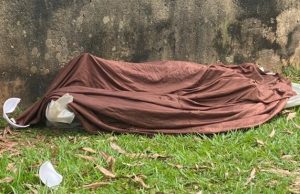 Horror: Cadáver com buraco de bala na cabeça é desovado no Morro da LiberdadeLamentável