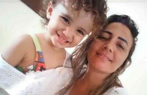 Menina de 2 anos morre eletrocutada por cabo de celular dentro de casaAlerta aos pais