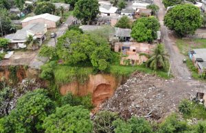 Moradores de Iranduba temem ter as casas ‘engolidas’ por cratera e cobram: ‘cadê o Ferraz?’