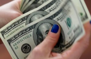 Dólar fecha semana com alta de 2,66% e chega a R$ 5,37Real desvalorizado