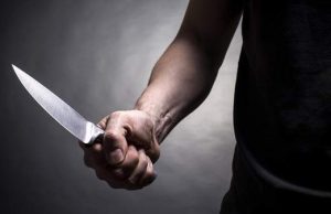 Por sentir ciúmes, adolescente corta pescoço de aluna em escola