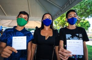 Mãe leva filhos para vacinação em Iranduba e apela aos pais: ‘tragam os seus’Imunização