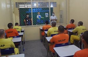 Presidiários aprendem a pintar paredes para mudar de vida em ItacotiaraLição