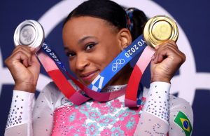 ‘Ganhei muito mais do que só medalhas’, comemora Rebeca AndradeCampeã