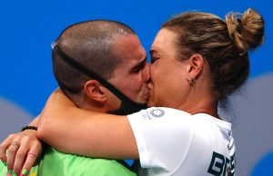 Bruno Fratus ganha bronze para natação brasileira e dedica medalha à esposaSuperação