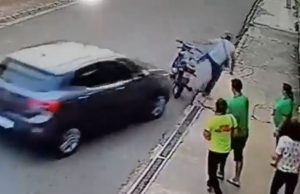 Assista: cidadão revoltado joga carro em cima de ladrão em ManausFúria