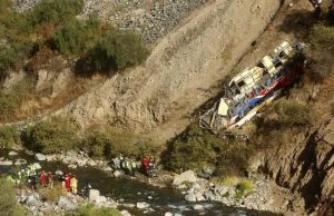 Ônibus despenca em precipício no Peru e deixa vários mortosVeículo saiu da pista perto da capital, Lima