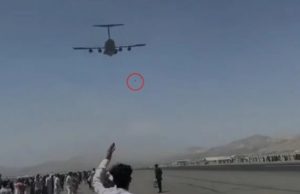 Vídeo: homem despenca de avião após decolagem no Afeganistão; cenas fortesMedo Talibã