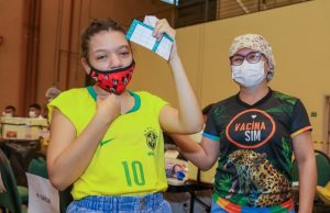 Manaus abre 50 pontos e vacina jovens dos 12 aos 17 anos neste sábado