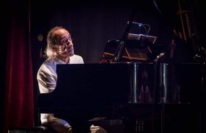 Referência do piano, João Carlos Assis Brasil morre aos 76 anos vítima de infartoMúsico não resistiu a infarto sofrido na sexta-feira